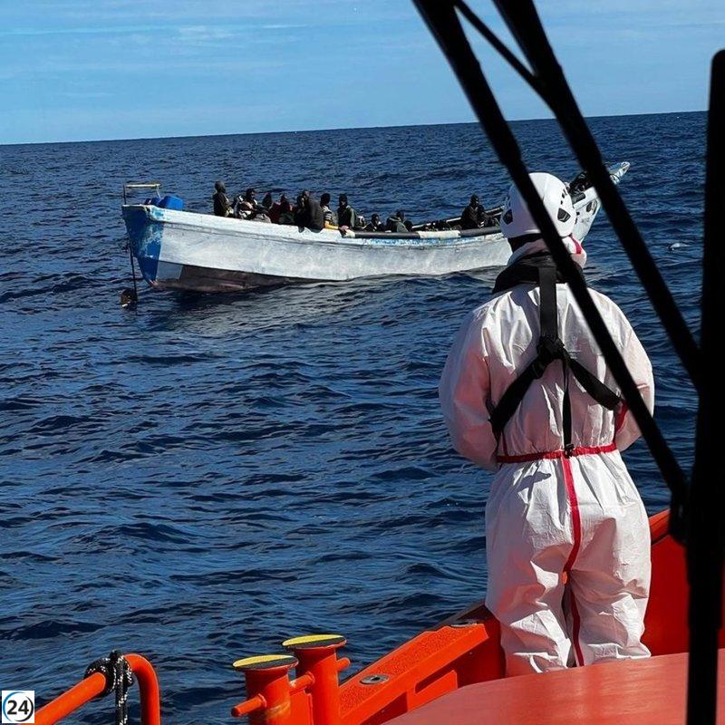 Interceptan una embarcación con 27 inmigrantes cerca de Maspalomas, Gran Canaria.