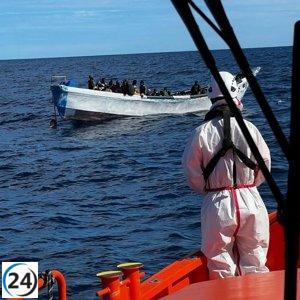 Interceptan una embarcación con 27 inmigrantes cerca de Maspalomas, Gran Canaria.