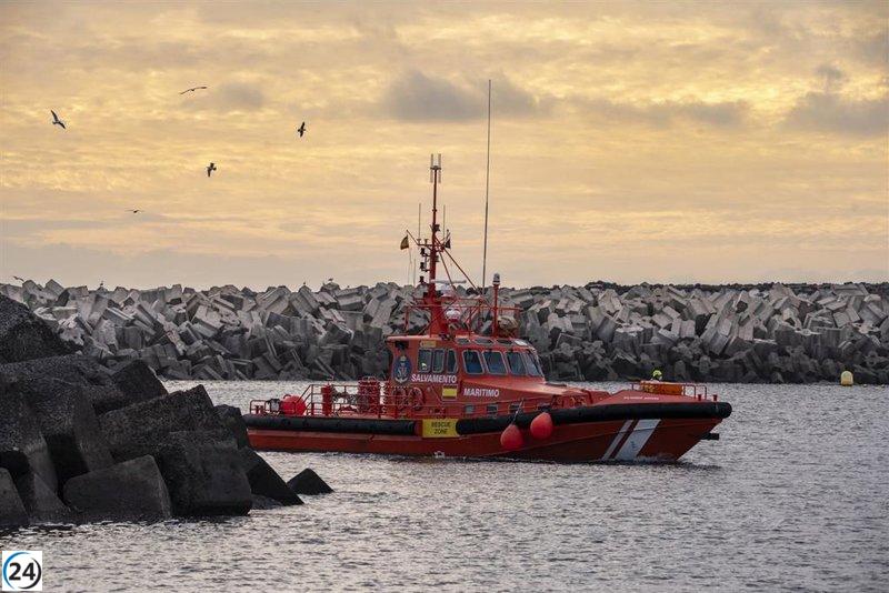 Interceptan embarcación con 30 inmigrantes a la costa de Lanzarote.