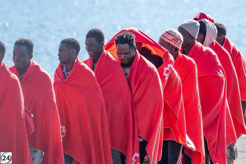 Rescatan a 55 inmigrantes en neumática cerca de Lanzarote; tres personas siguen desaparecidas.