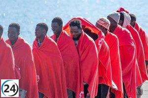 Rescatan a 55 inmigrantes en neumática cerca de Lanzarote; tres personas siguen desaparecidas.