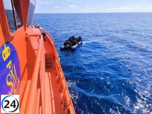 Rescatados 47 migrantes en neumática cerca de Lanzarote por Salvamento Marítimo.