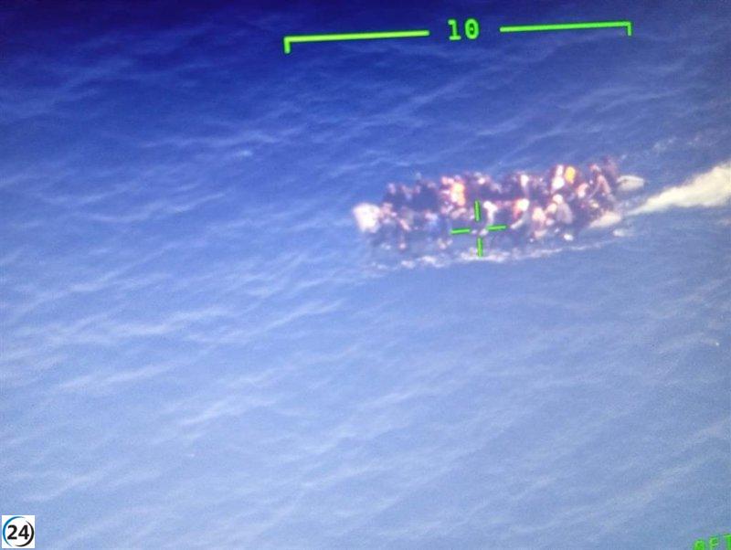Salvadas 58 personas migrantes en una embarcación cerca de Fuerteventura.
