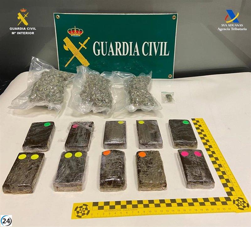 Incautan un kilo de hachís y casi 360 gramos de marihuana a un delincuente en el Aeropuerto de Fuerteventura