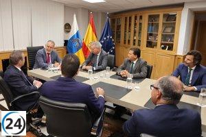 Naviera Armas asegura que no eliminará ninguna ruta hacia el archipiélago y la península, según Torres.