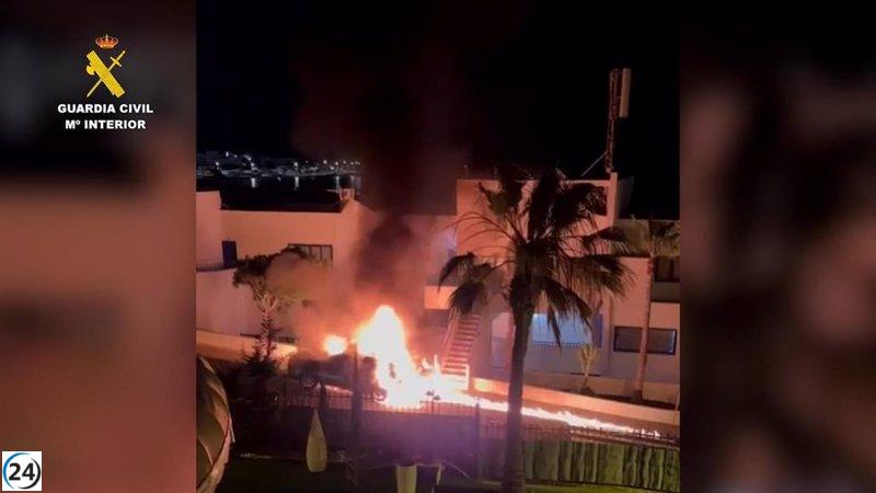 Varón detenido por incendiar coche y cometer robo con violencia en Lanzarote.