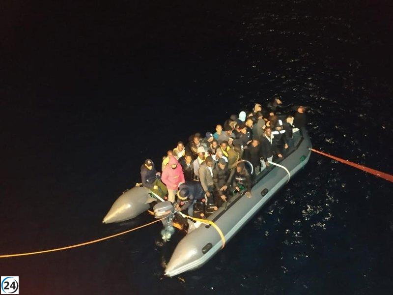Guardia Civil rescata 54 migrantes en neumática cerca de Fuerteventura.