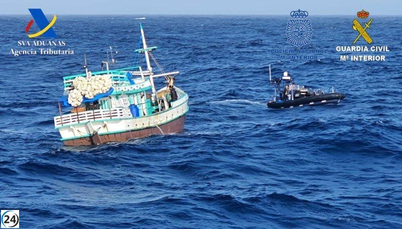 Detienen pesquero con 1.500 kg de cocaína cerca de las Islas Canarias.