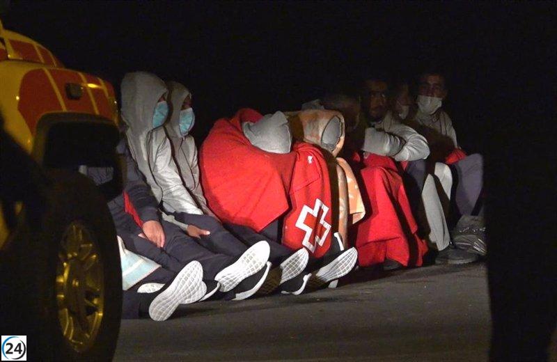 47 inmigrantes ilegales son interceptados en una patera a 17 millas de Lanzarote.