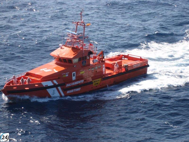 Guardacostas rescatan a 120 migrantes en aguas de Tenerife y Gran Canaria.