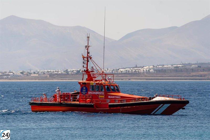 Guardia Civil rescata 43 migrantes en neumática en Lanzarote.