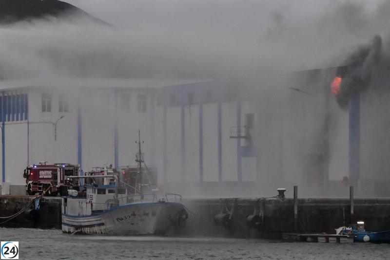 Incendio en el Puerto de Las Palmas sigue 