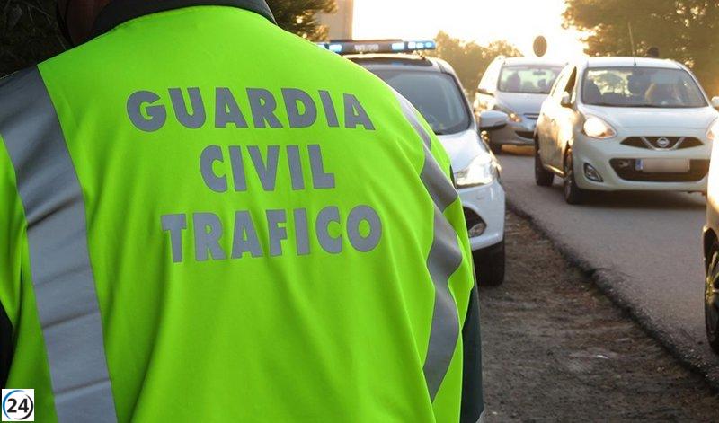 Guardia Civil investiga a individuo por conducir sin licencia.