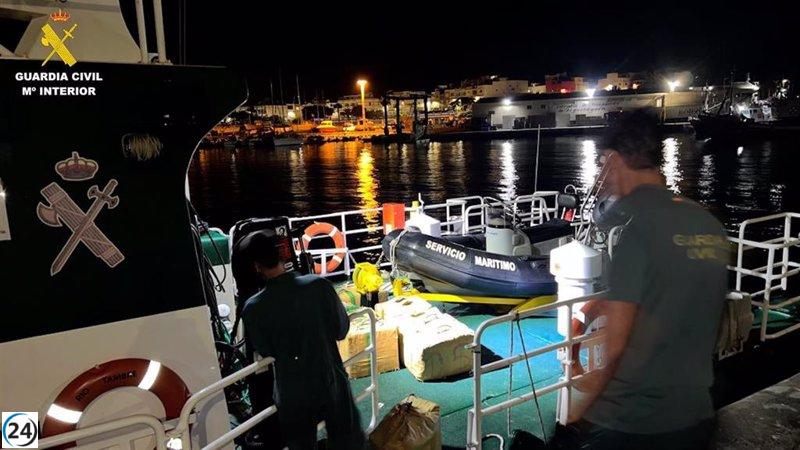 Detienen a dos individuos tras el descubrimiento de un cargamento de 800 kg de hachís en la costa de Gran Canaria