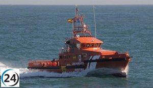 Salvamento Marítimo rescata una embarcación con 48 migrantes cerca de Gran Canaria.