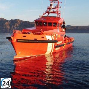 Un cayuco con 19 inmigrantes subsaharianos atraca en el Muelle de Los Cristianos (Tenerife)