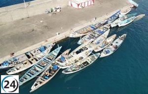 Ayuntamiento de Mogán exige la remoción de 26 cayucos aglomerados en el Muelle de Arguineguín.