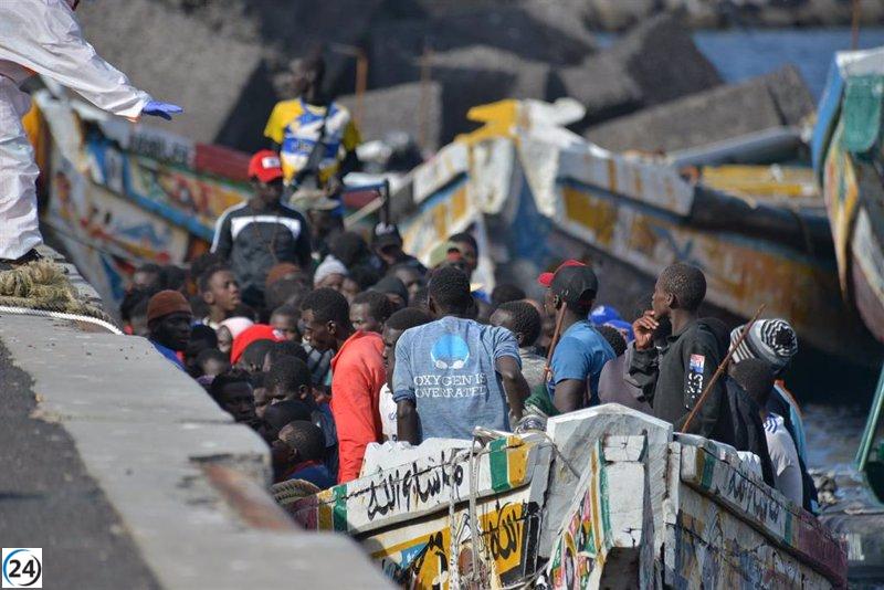 Gran operativo de rescate salva a más de 500 migrantes en cayucos cerca de El Hierro y Tenerife