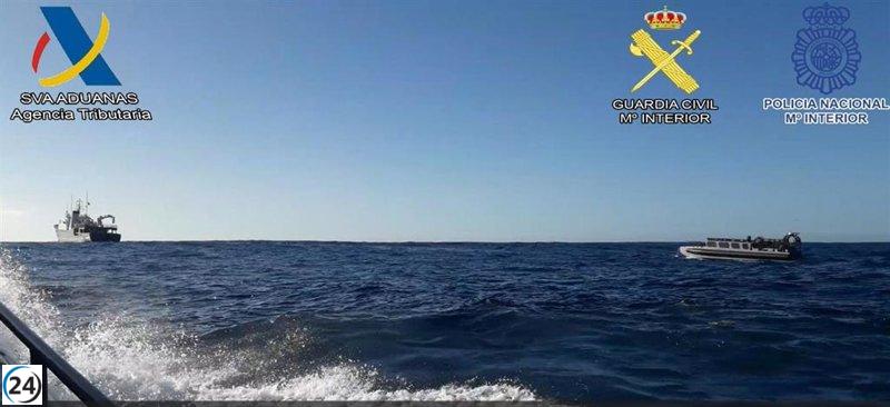 Gran incautación de drogas en lancha cerca de Canarias: 2.500 kilos de cocaína interceptados