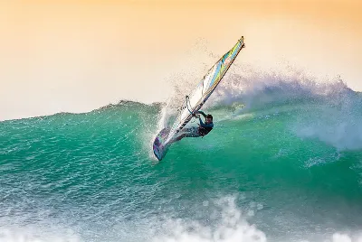 Siente la adrenalina de practicar deportes acuáticos en El Médano