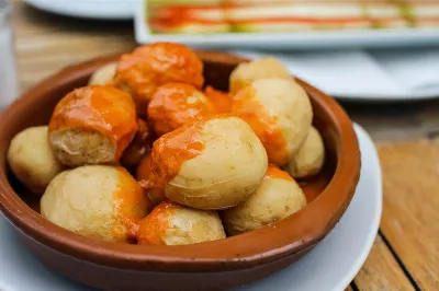 Las papas arrugadas con mojo, un plato imprescindible de la gastronomía canaria