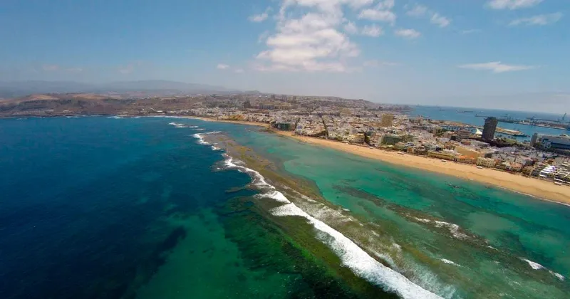 Sumérgete en las aguas cristalinas de Playa de las Canteras